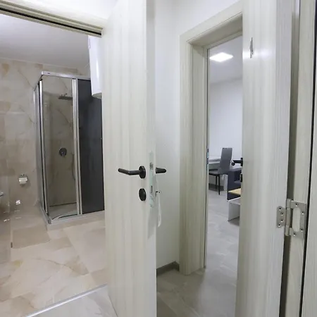 アパートホテル Ivan's パラチン